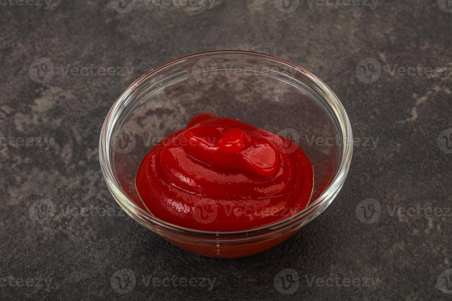 ketchup de tomate na tigela foto