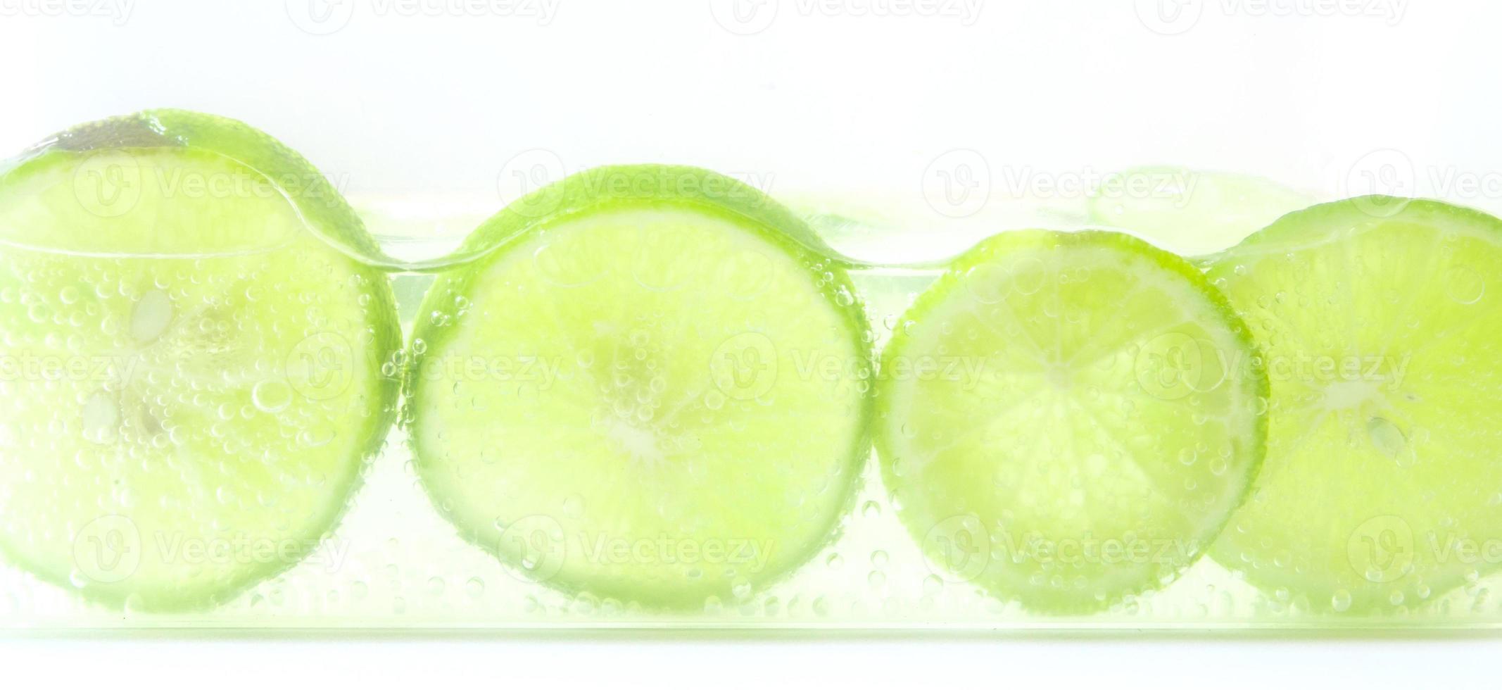 limão com bolhas isoladas no fundo branco foto