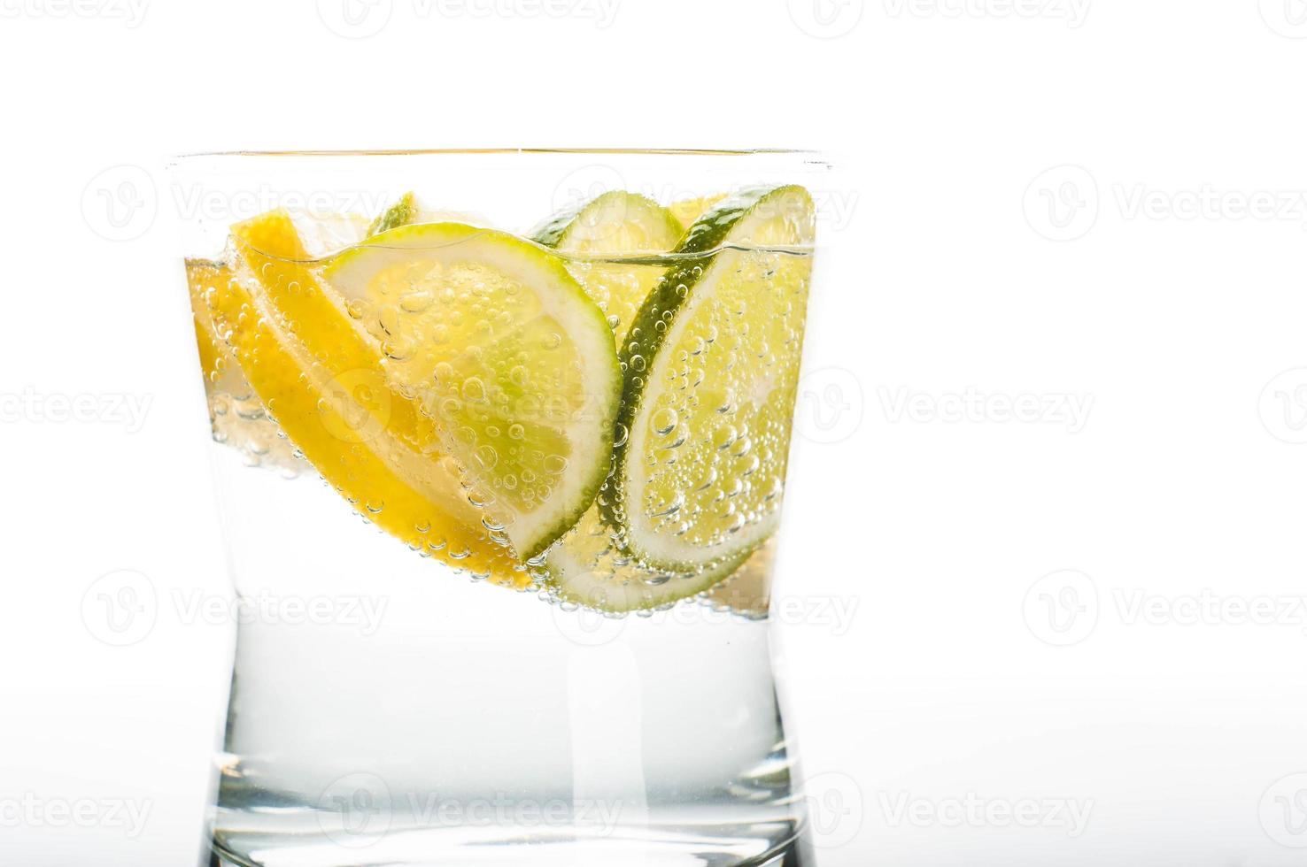copo de água com uma fatia de limão foto