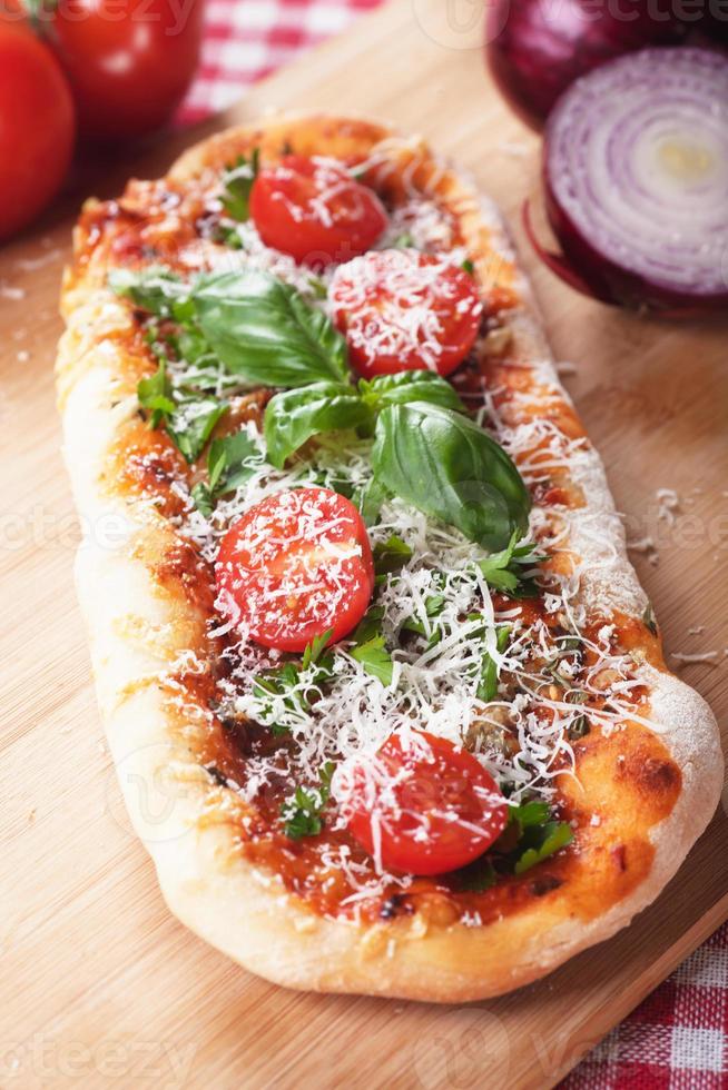pizza caseira com tomate e queijo parmesão foto