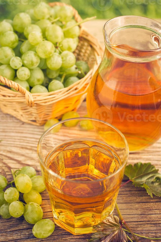 suco de uva no copo e jarra foto