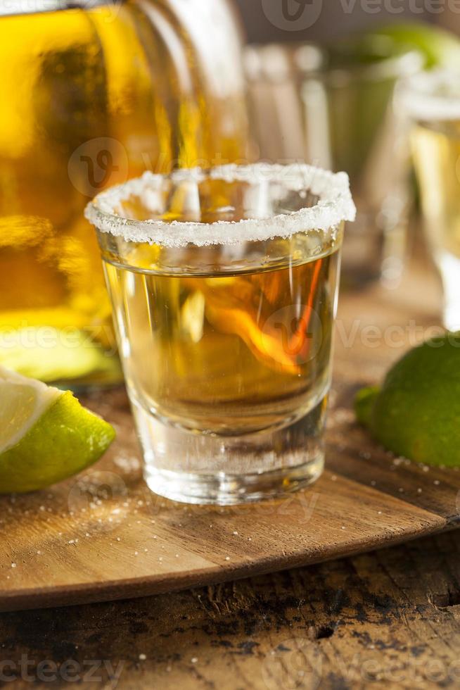 doses de tequila com limão e sal foto