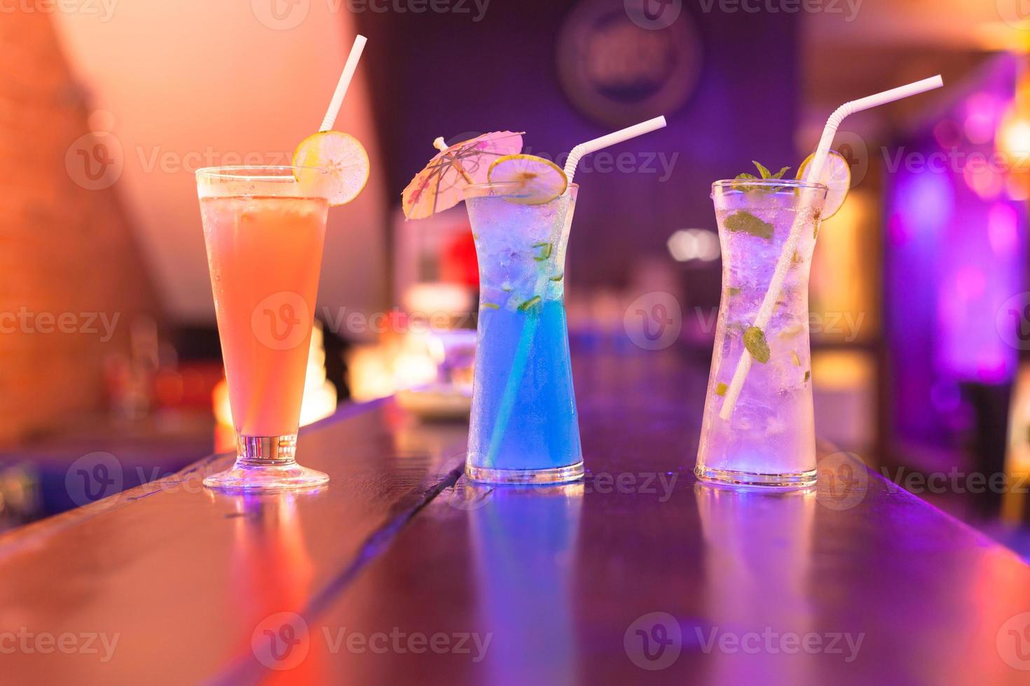 cocktails no balcão do bar em boate foto