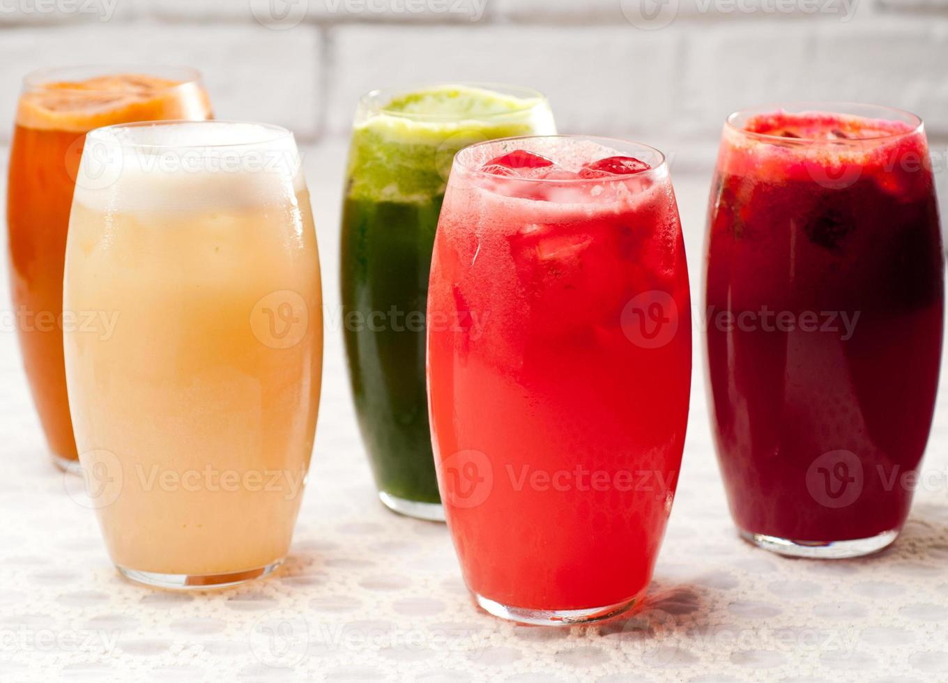 seleção de bebidas longas de frutas foto
