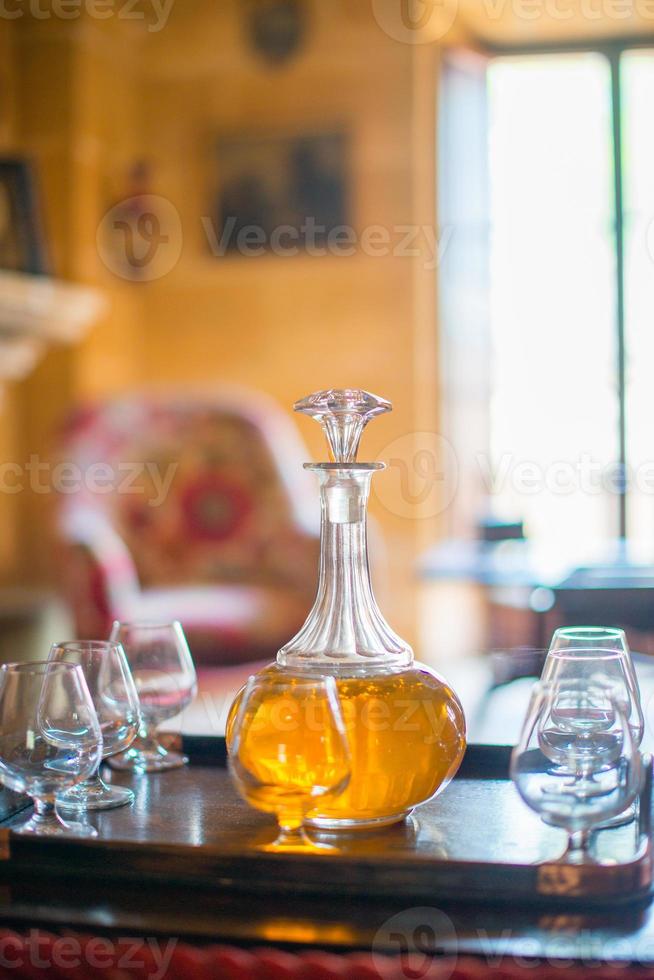 jarra com copos em cima da mesa. foto