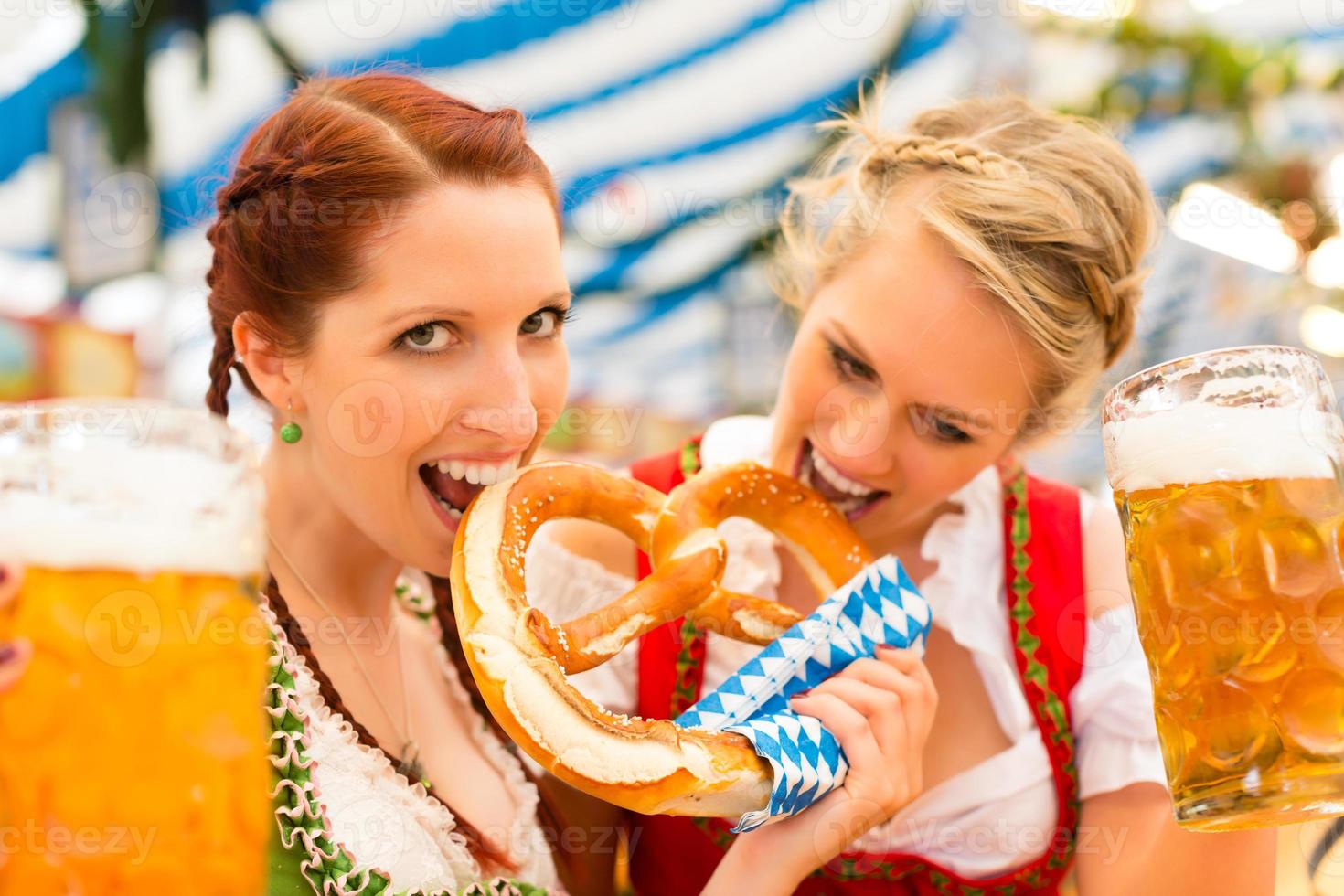 mulheres com roupas tradicionais da Baviera na barraca de cerveja foto