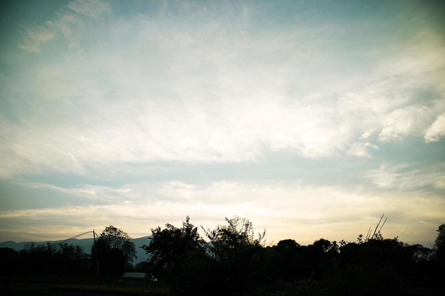 céu azul com nuvens foto