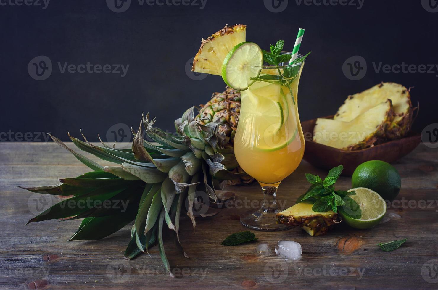 bebida refrescante de coquetel de maçã com limão e hortelã foto
