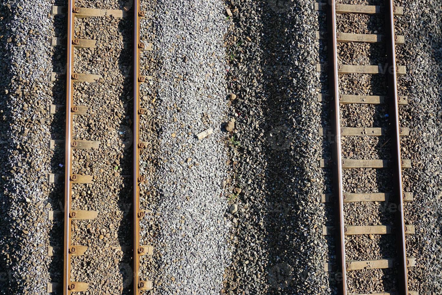 ferrovia, ferrovia, trilhos de trem pela manhã. foto profissional