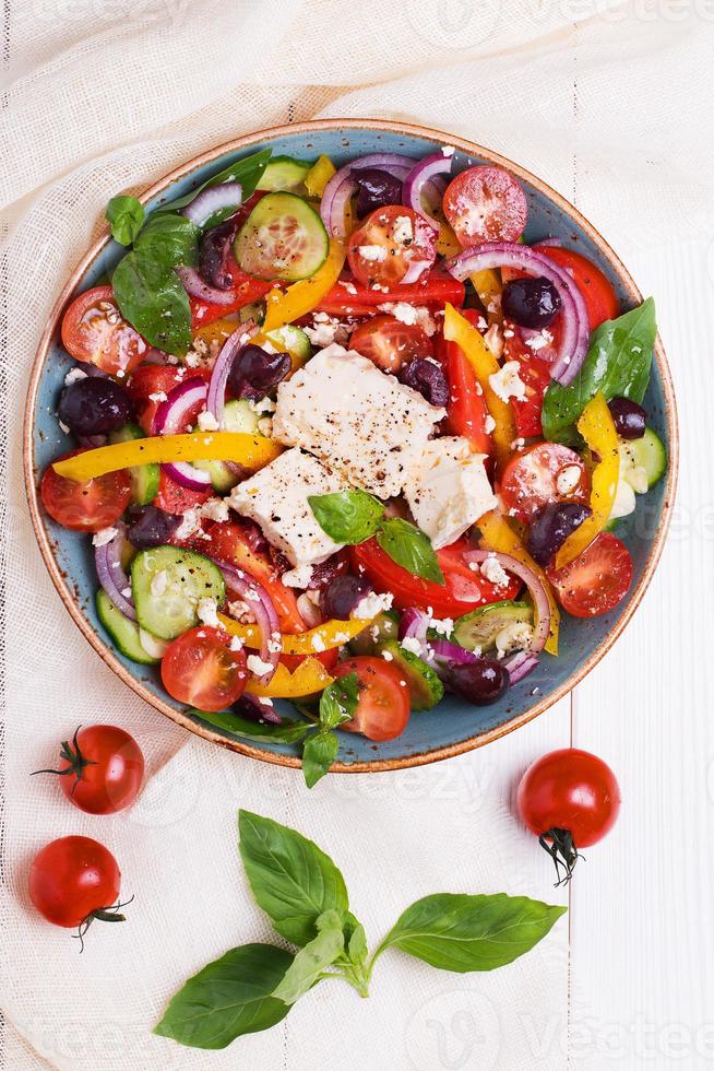 salada grega com legumes frescos, queijo feta, azeitonas pretas foto