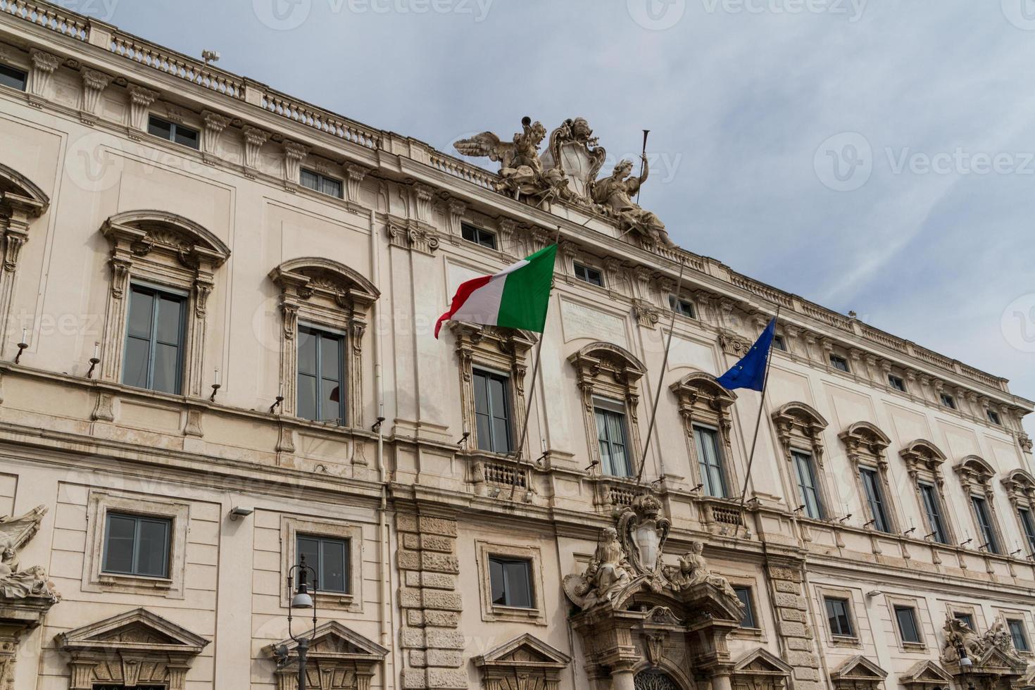 roma, o edifício da consulta na praça do quirinale. foto