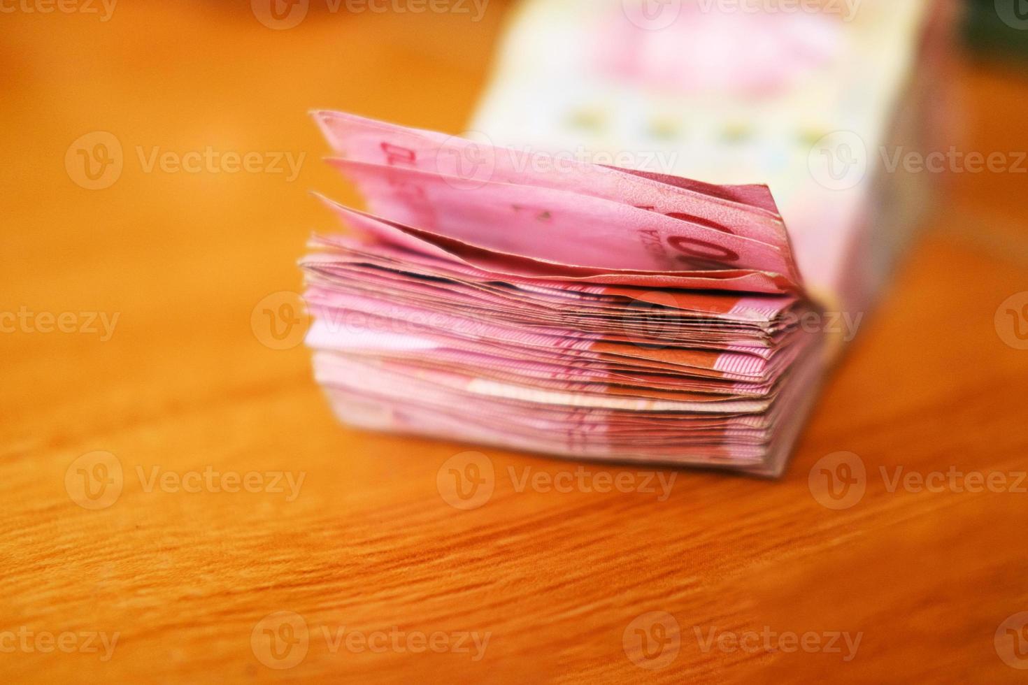 centenas de milhares de notas de rupias no chão. notas indonésias foto