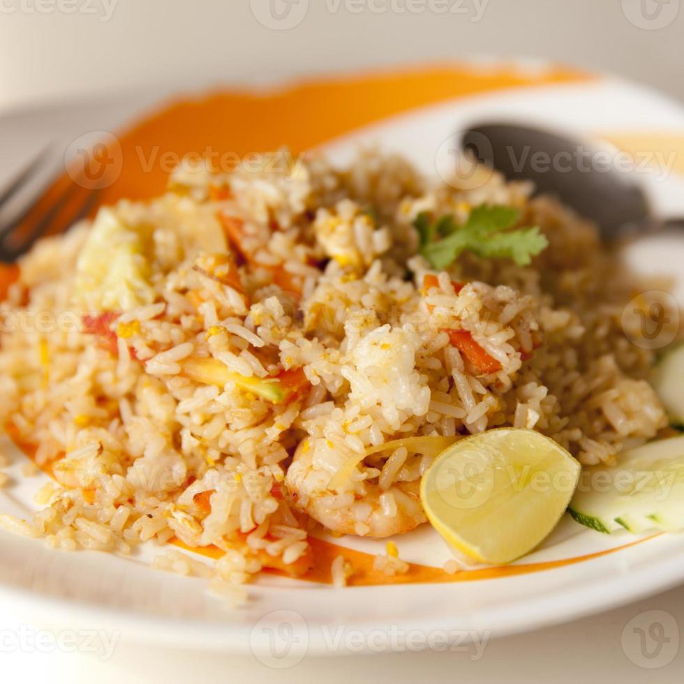 prato de arroz frito foto