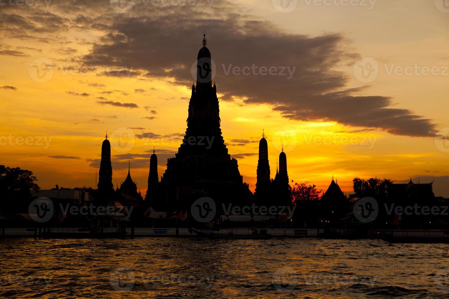 templo wat arun em bangkok tailândia foto