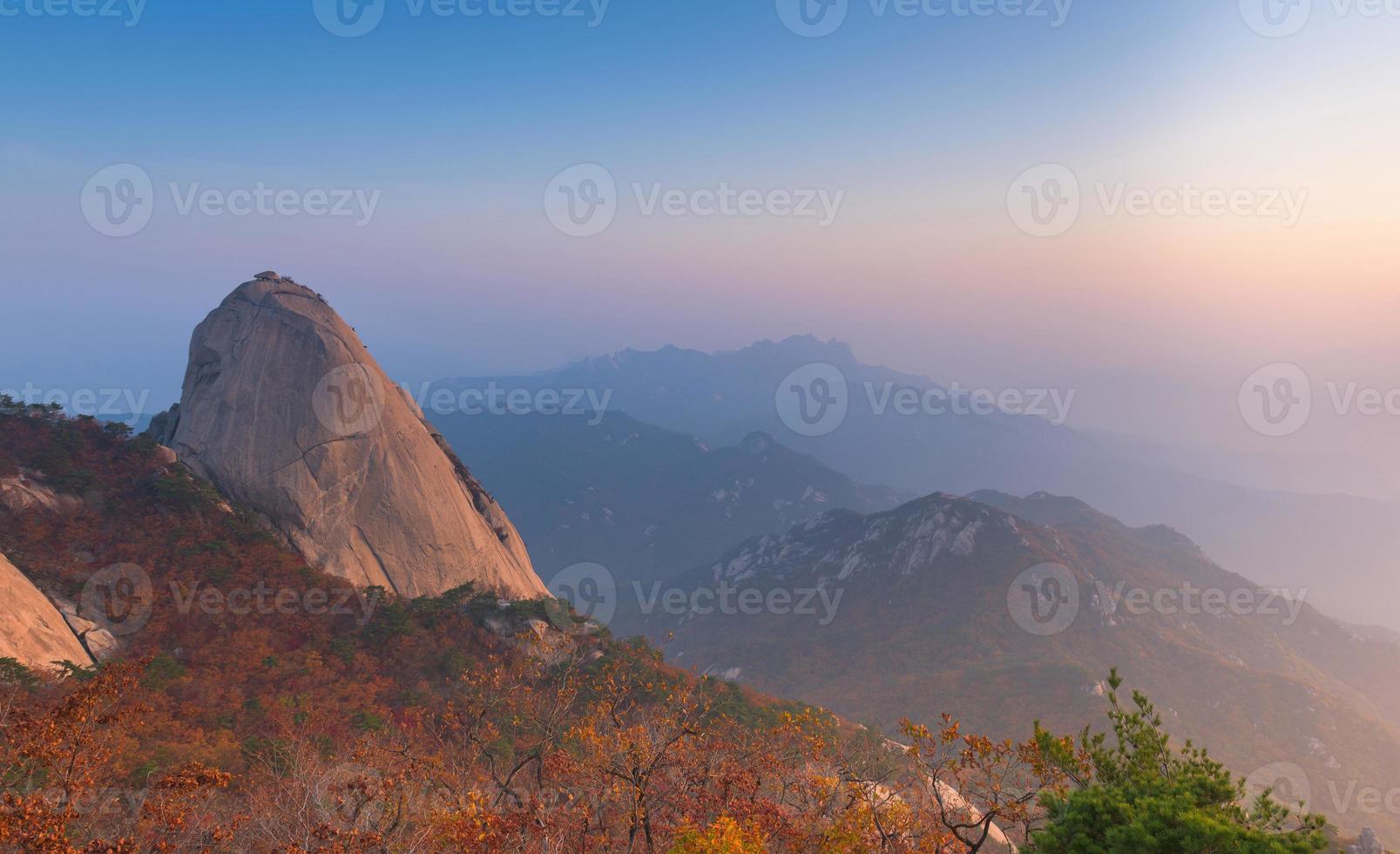 nascer do sol do pico baegundae, temporada de outono nas montanhas bukhansan foto