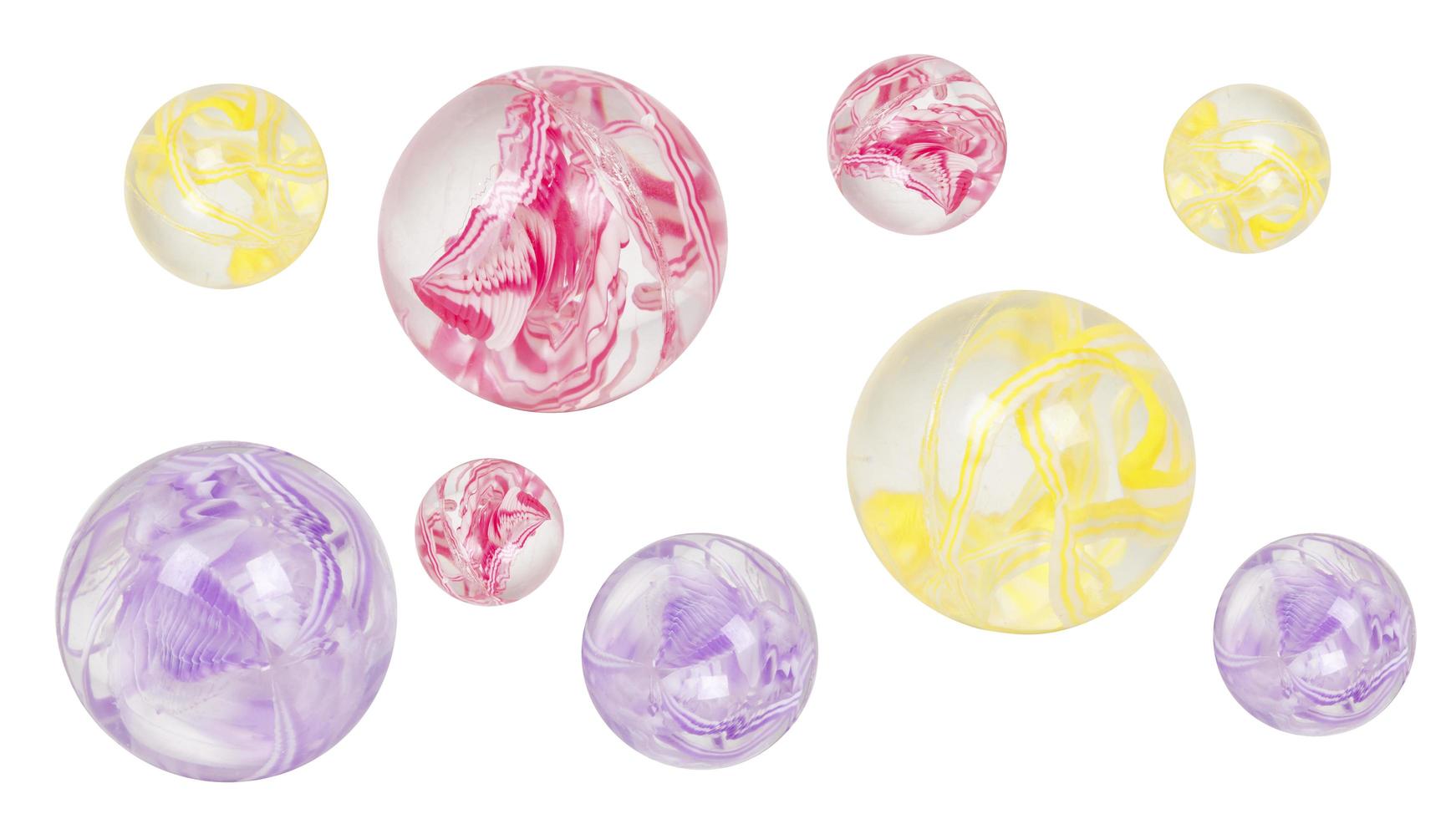 esferas coloridas de bolas de vidro isoladas no fundo branco com traçado de recorte foto
