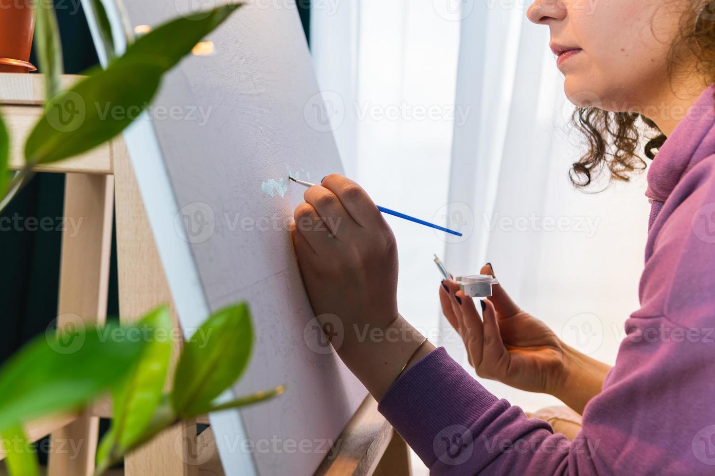 a mulher adulta pintando por números dentro de casa foto