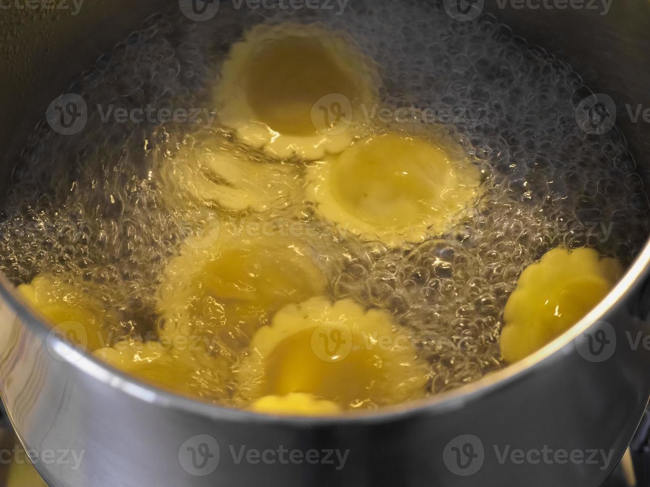 comida de macarrão ravioli agnolotti foto