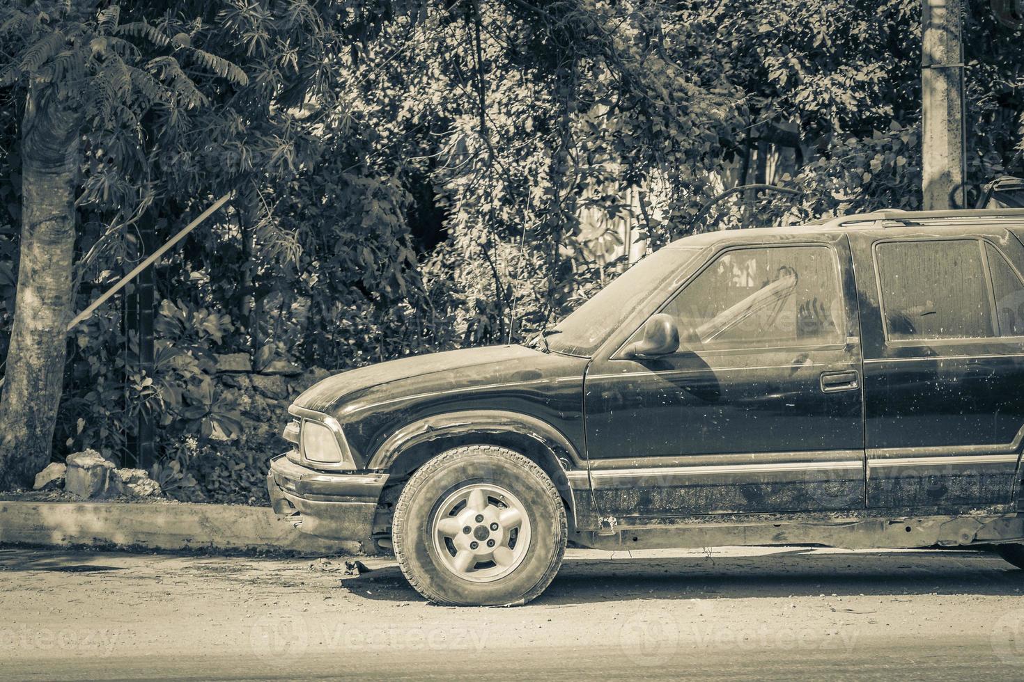 palmas típicas de carros de tráfego rodoviário de rua colorida de tulum méxico. foto