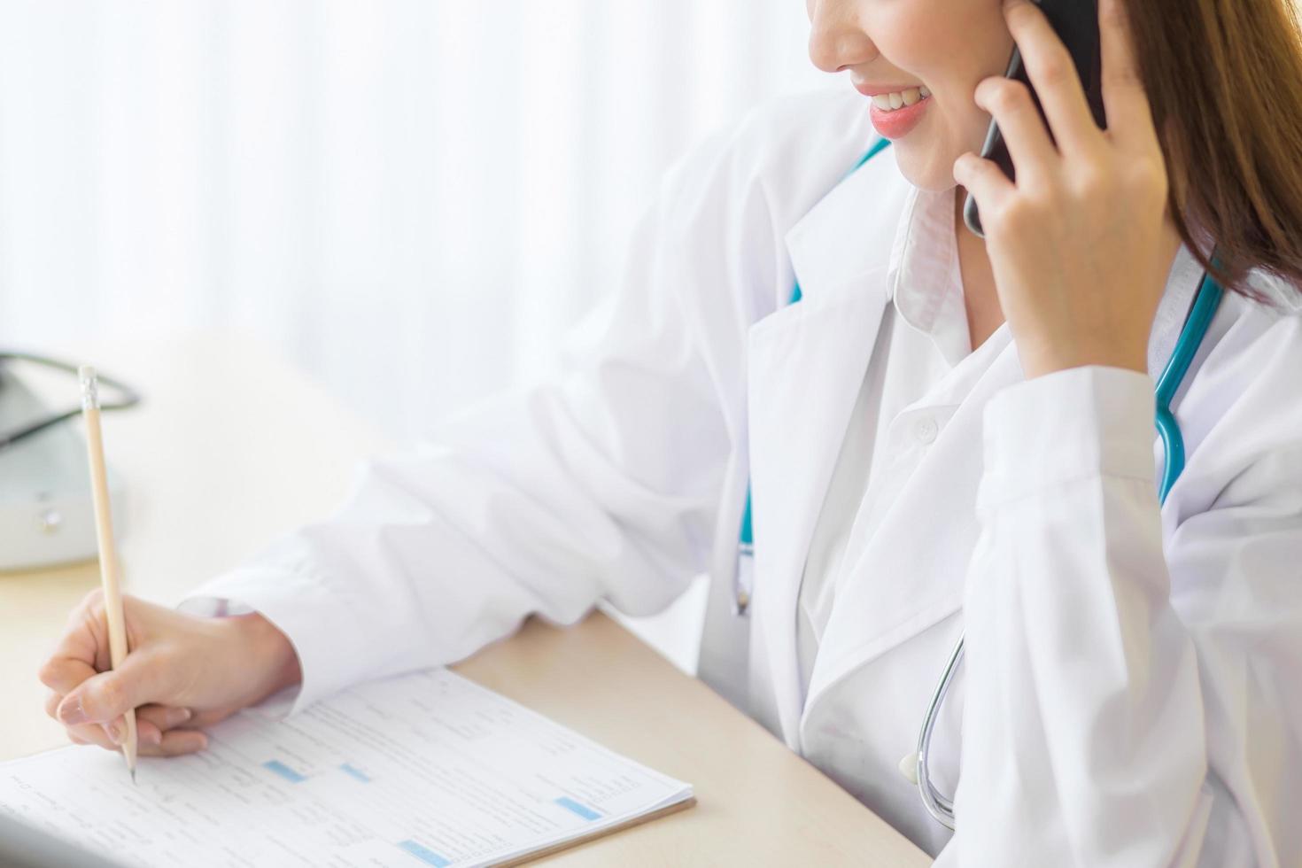 médicas asiáticas fornecem aconselhamento por telefone em cuidados de saúde, novo conceito de proteção normal e coronavírus. foto