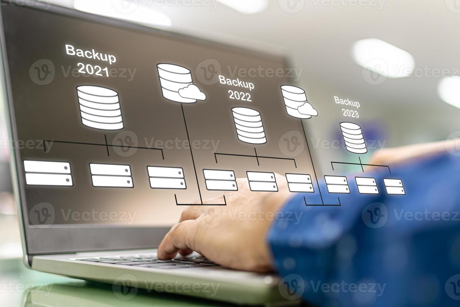 administradores de banco de dados fazem backup de dados da empresa e do cliente. o conceito para bancos de dados, computador, dbms, dba, banco de dados, sql e bancário. engenharia de software está restaurando dados para servidores. desfocar o fundo foto