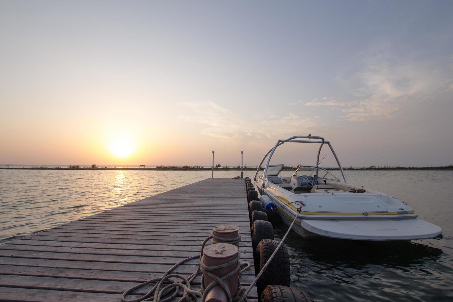 barco branco durante o pôr do sol foto