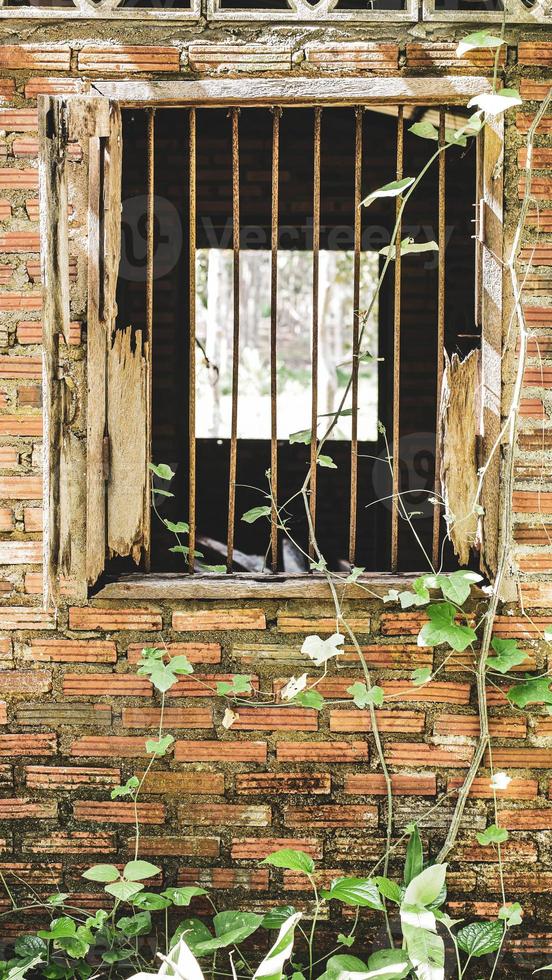 janela de uma velha casa abandonada. apavorante. conceito de lugar assustador. foto