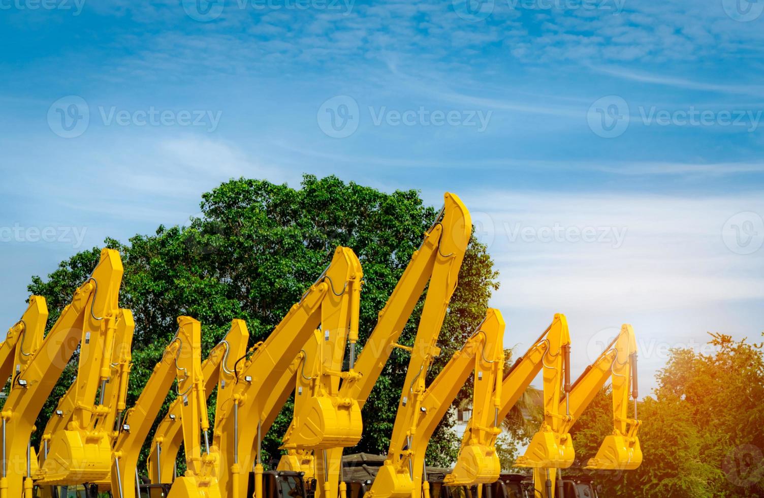 retroescavadeira amarela com braço de pistão hidráulico. enorme escavadeira de metal. máquina escavadora. máquinas hidráulicas. indústria de máquinas pesadas. Engenharia Mecânica. estoque de retroescavadeira no estacionamento da fábrica. foto