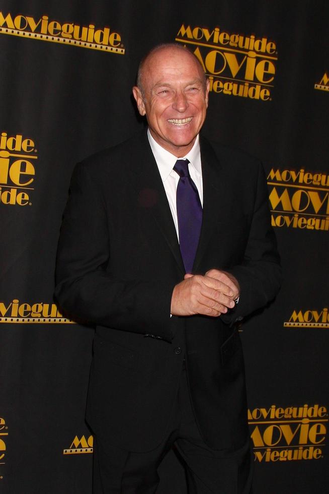 los angeles, 15 de fevereiro - corbin bernsen chega ao movieguide awards 2013 no universal hilton hotel em 15 de fevereiro de 2013 em los angeles, ca foto