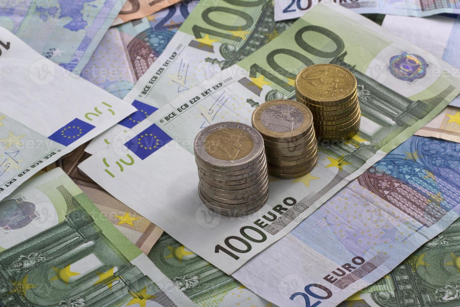 notas de euro moedas dinheiro isolado foto