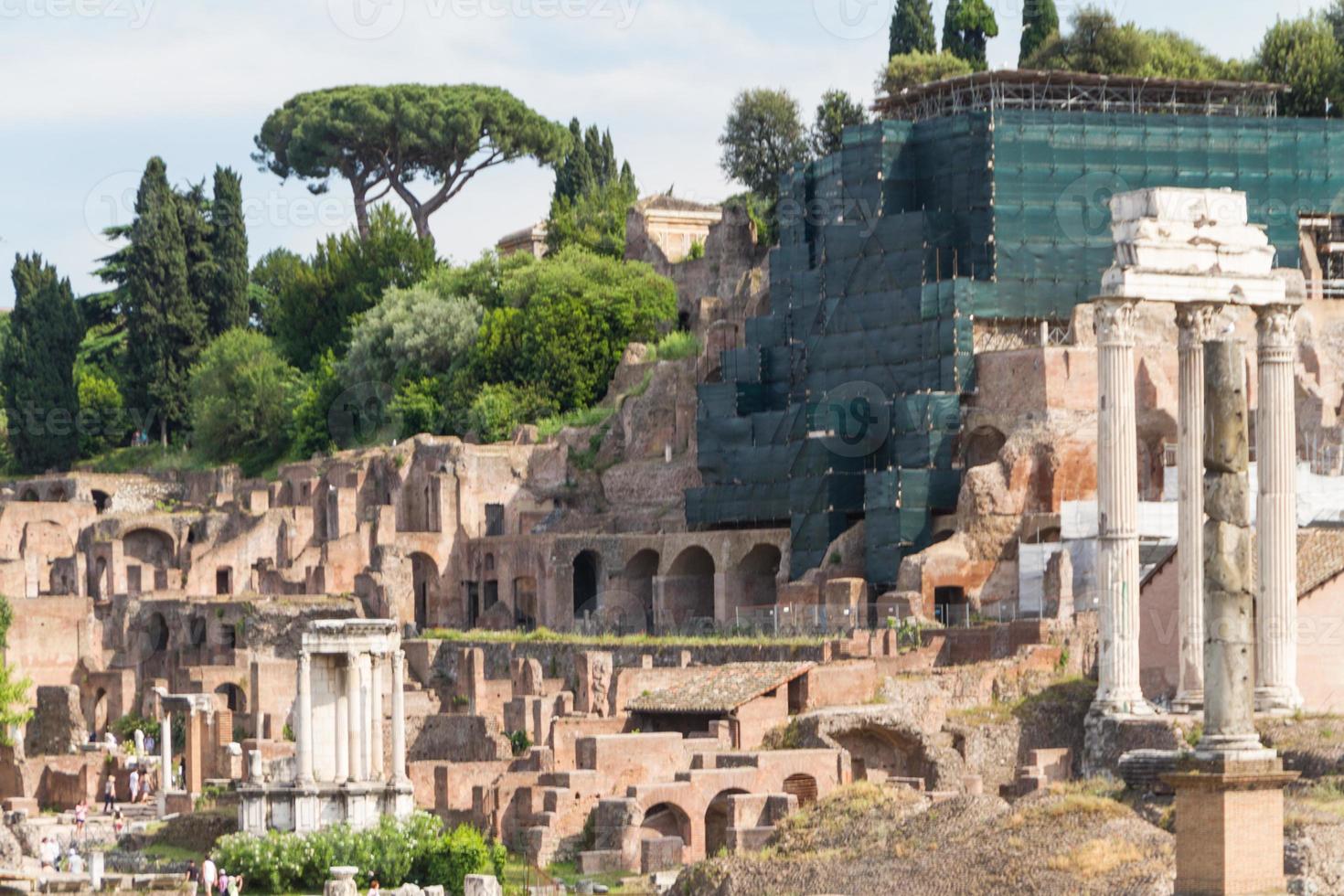 construindo ruínas e colunas antigas em roma, itália foto