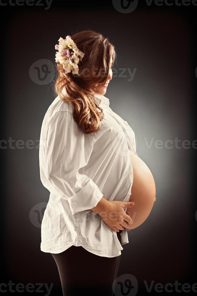 mulher grávida segurando a barriga foto