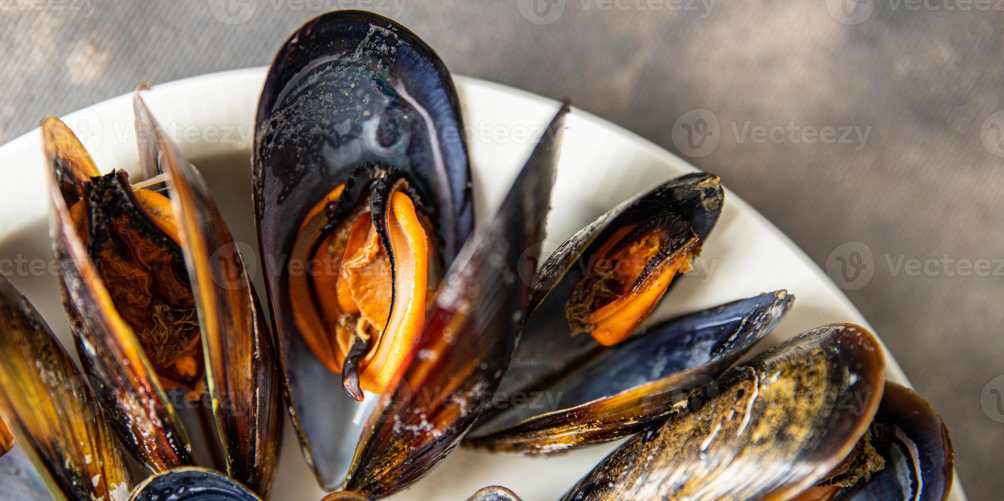 mexilhões em conchas refeição de frutos do mar frescos na mesa copiar espaço de fundo de comida foto