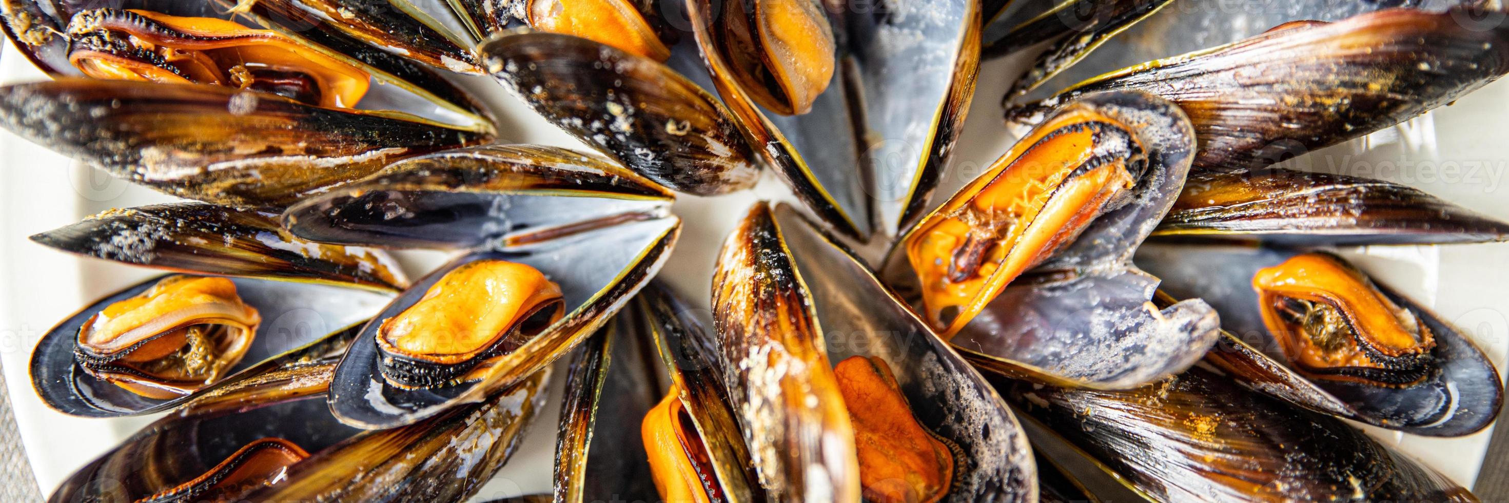 mexilhões em conchas refeição de frutos do mar frescos na mesa copiar espaço de fundo de comida foto