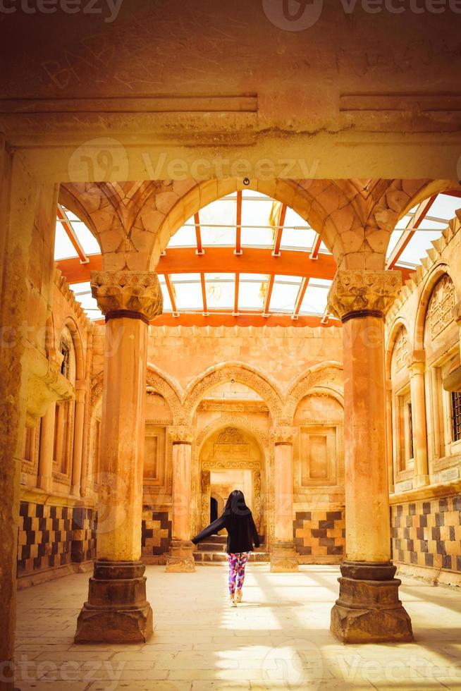 passeio turístico feminino admira explorar o interior do palácio ishak pasha perto de dogubeyazit, turquia foto