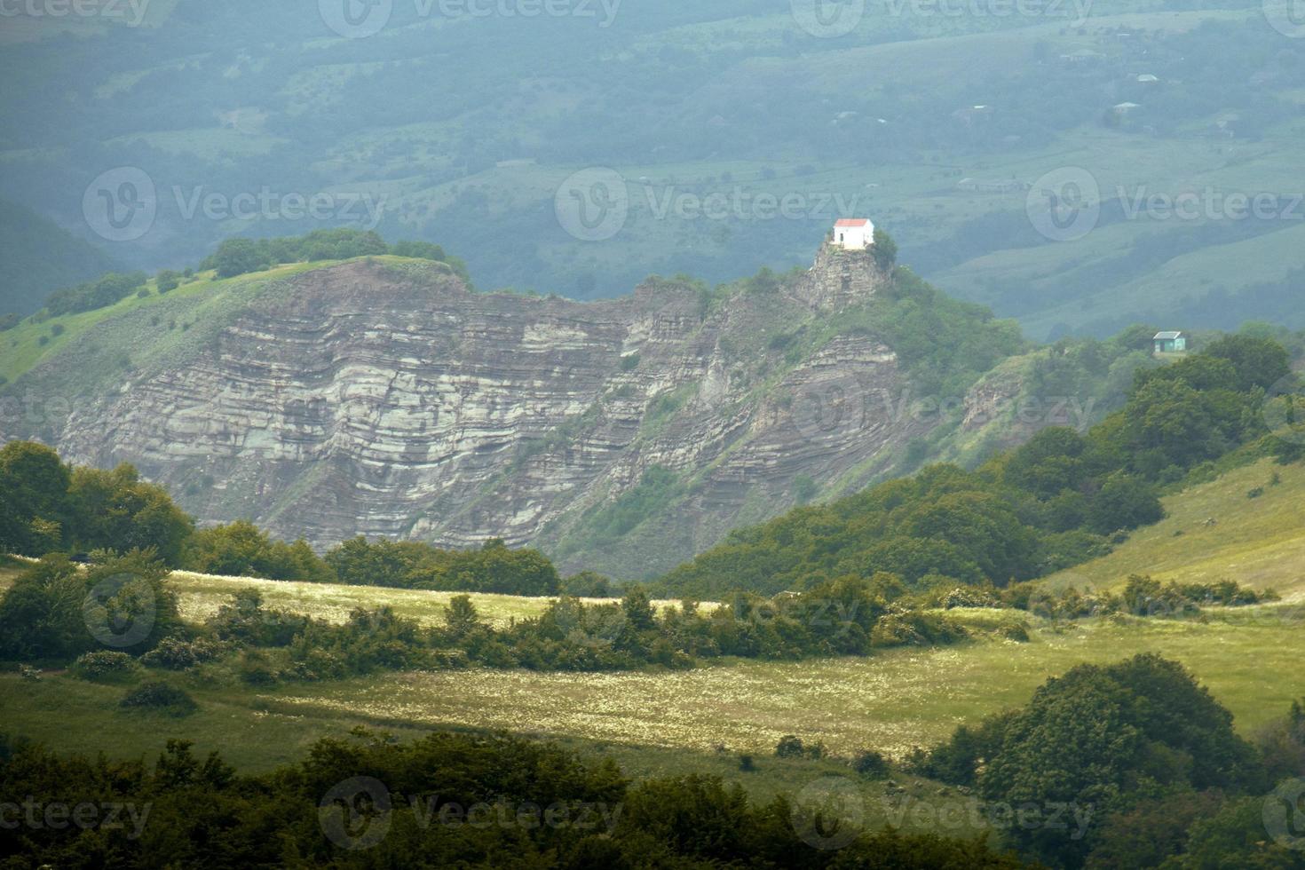 capela branca no topo da colina na zona rural da geórgia, cáucaso tbilisi para estrada das montanhas didgori foto