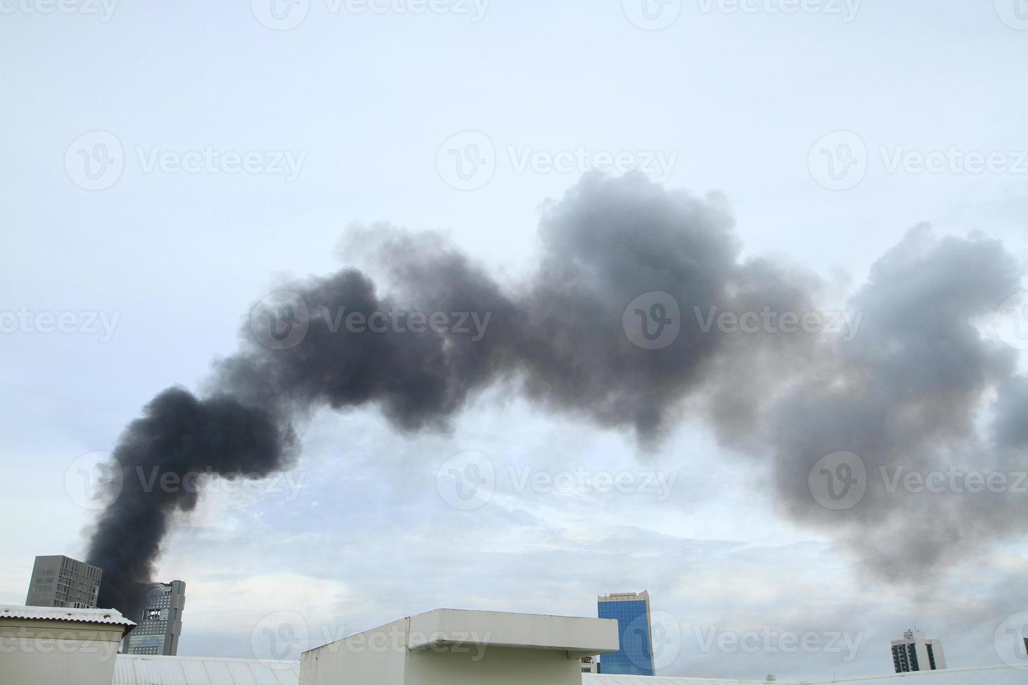 fumaça preta do fogo queimando no céu foto