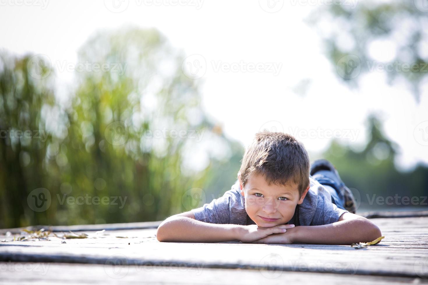 retrato de um menino no parque foto