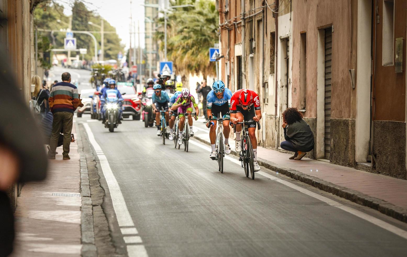 imperia, im liguria, itália 20 de março de 2022 uma importante corrida de ciclismo em uma pequena cidade da itália em março. o nome da competição é milano-sanremo 2022 foto