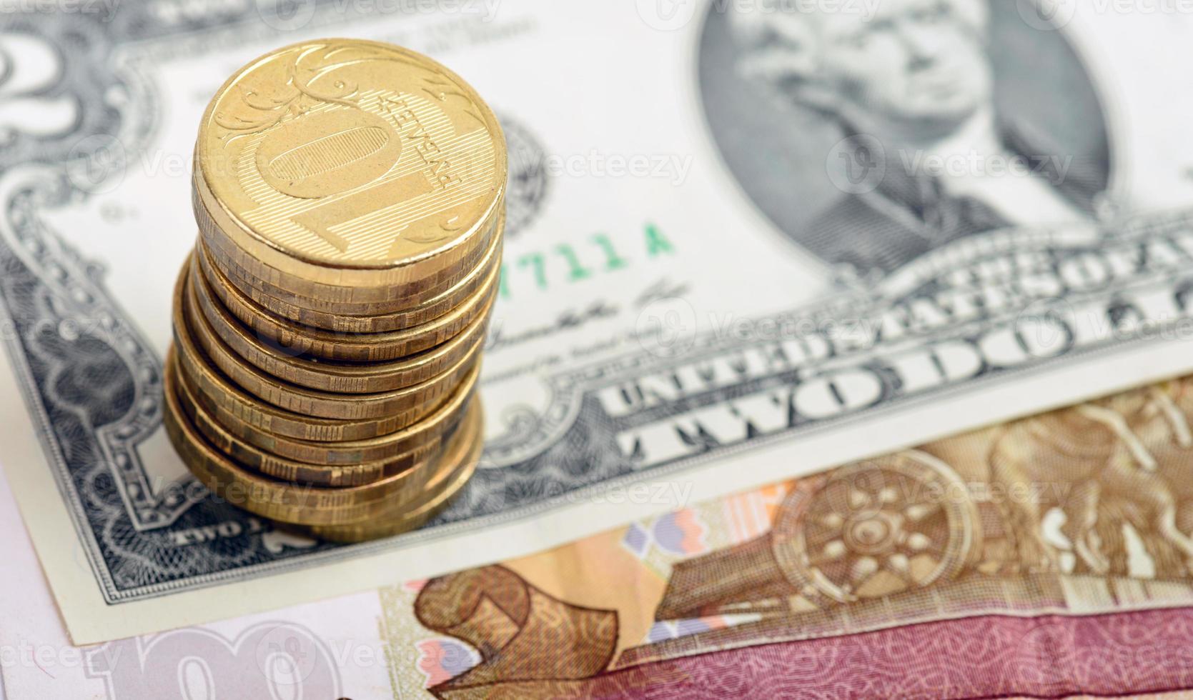 moedas russas na nota de dólar americano foto