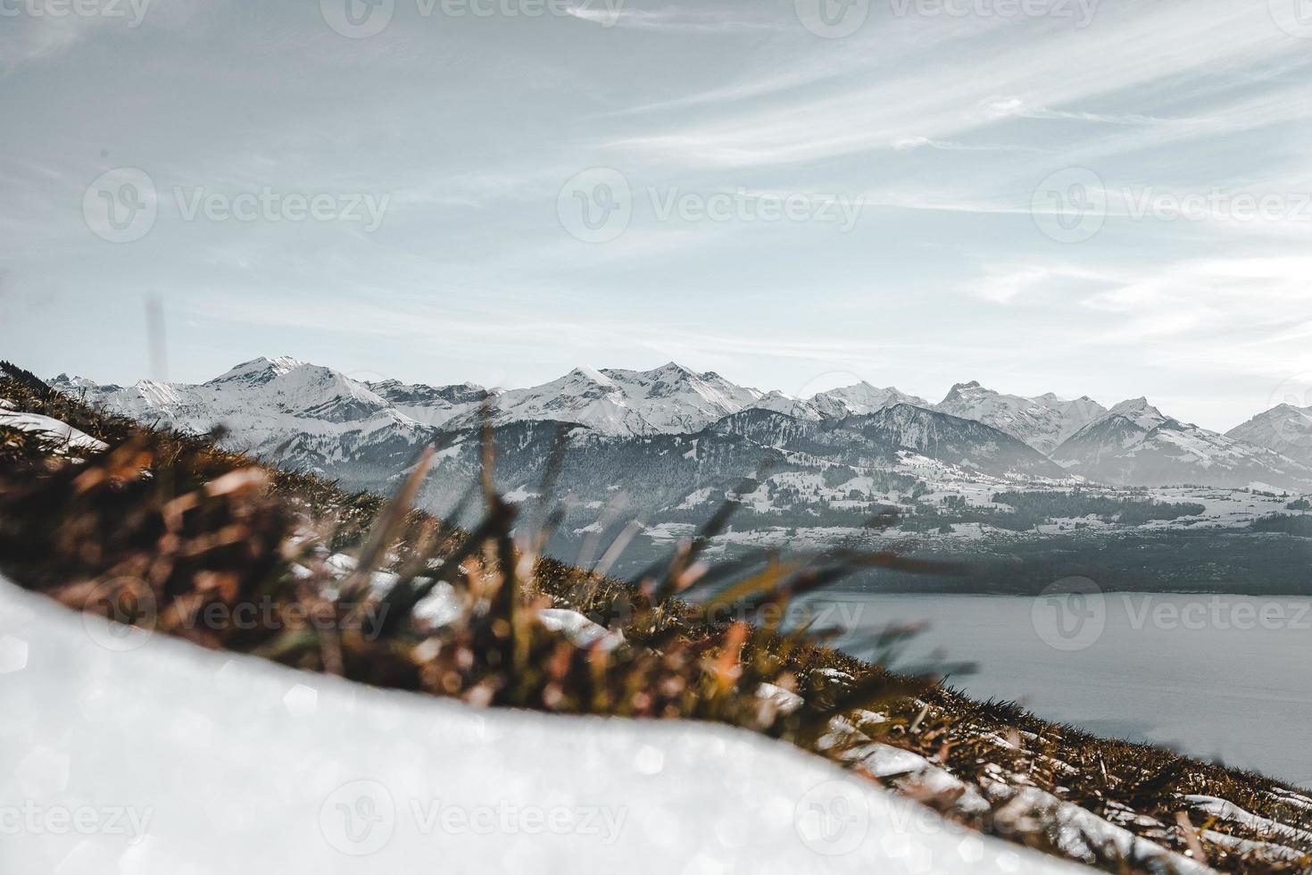 grama coberta de neve com cenário de montanha foto