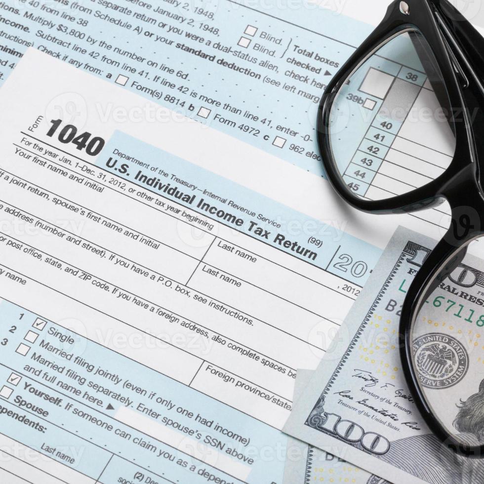 formulário de imposto EUA 1040 com óculos foto