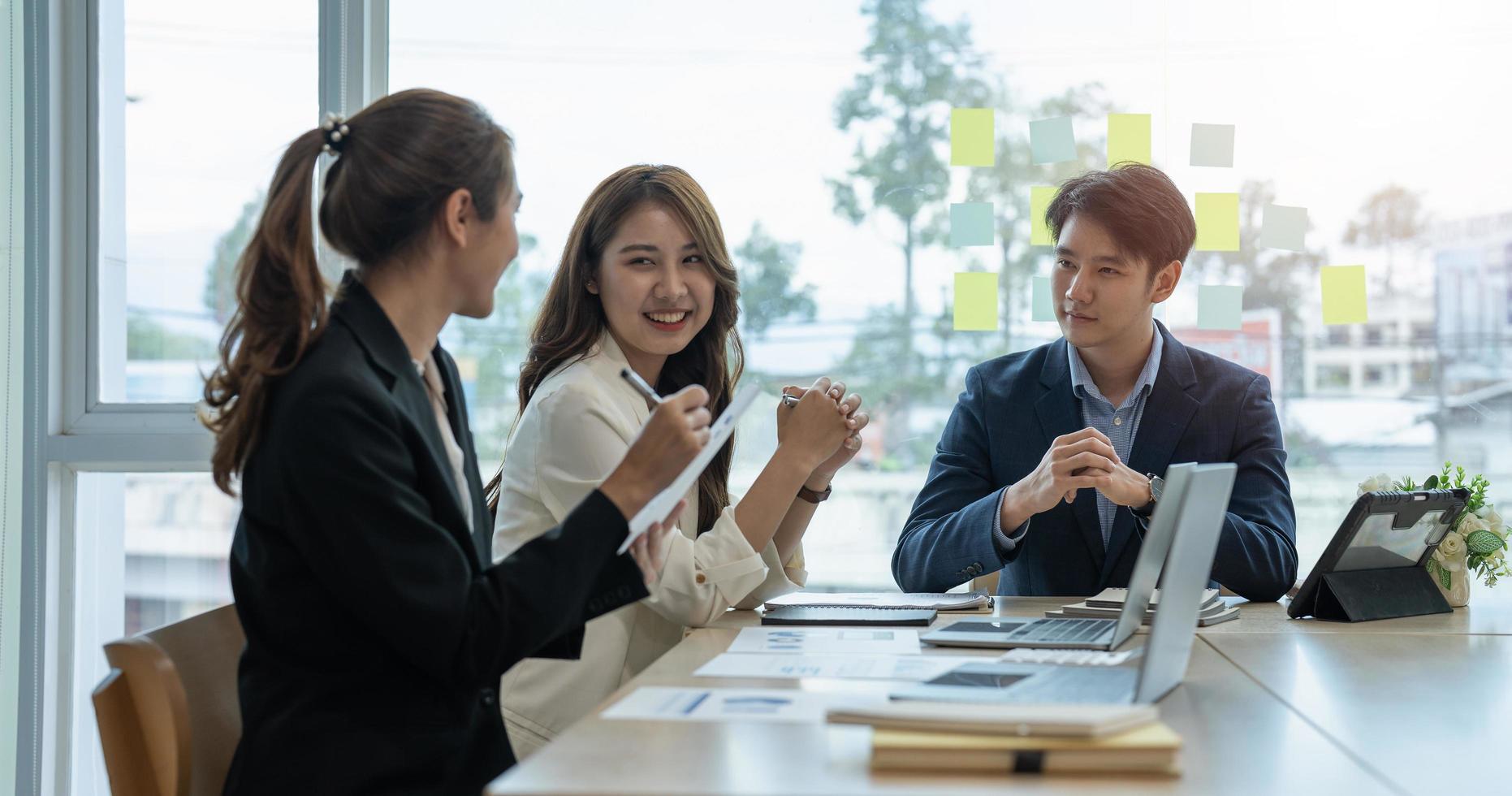 jovem grupo empresarial asiático com o trabalho criativo, conversar e trocar ideias compartilhadas na reunião foto