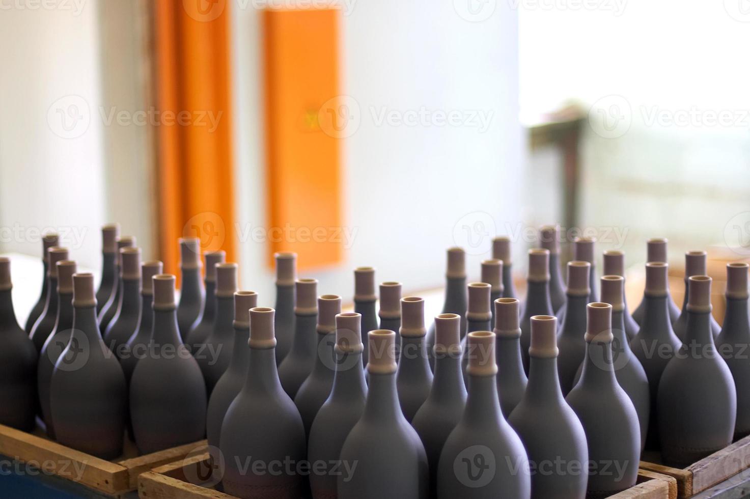 empilhadas garrafas de vinho na adega, empoeiradas, mas saborosas. foto