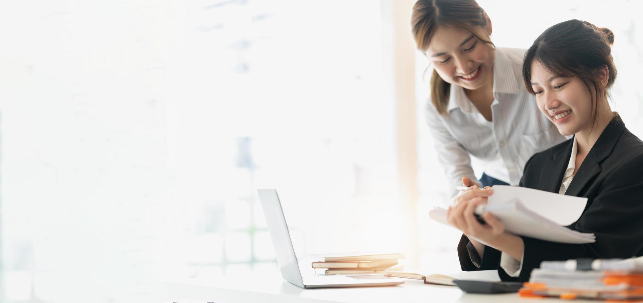 reunião de consultor de negócios asiáticos para analisar e discutir a situação do relatório financeiro na sala de reuniões. Consultor de investimentos, consultor financeiro, consultor financeiro e conceito de contabilidade. foto