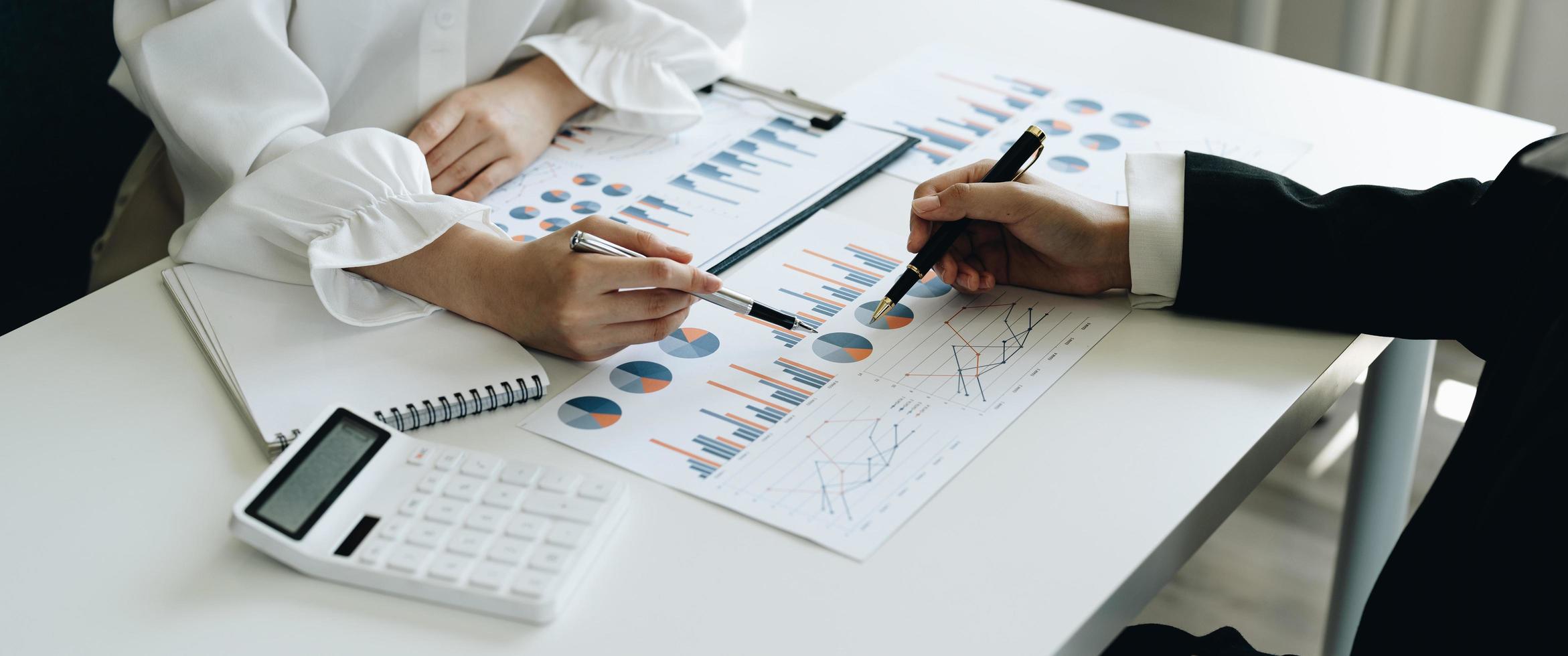 feche as mãos da equipe de negócios trabalhando com plano financeiro, reunião, discussão, brainstorming na mesa do escritório foto