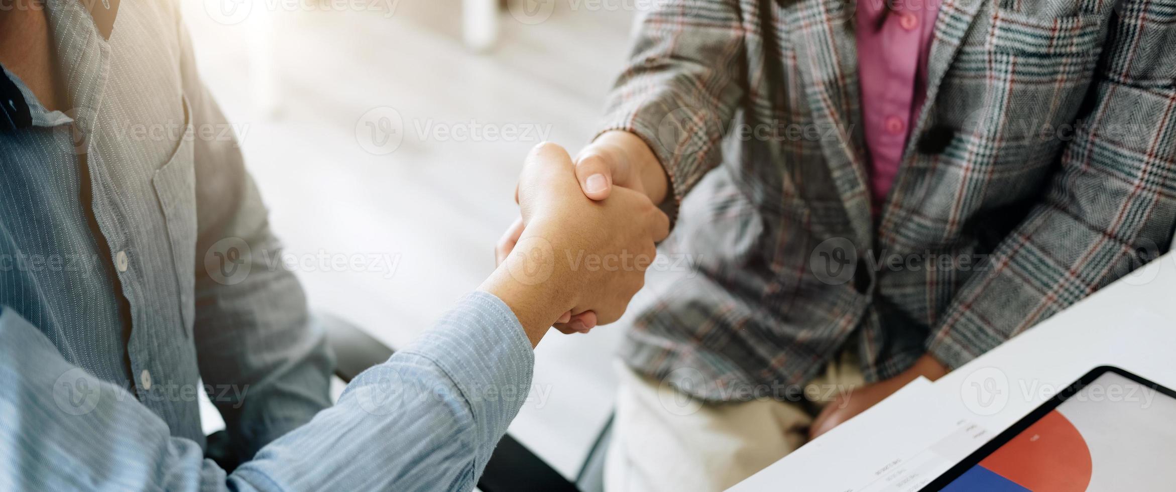 close-up de empresários apertando as mãos, terminando reunião, etiqueta empresarial, parabéns, conceito de fusão e aquisição foto