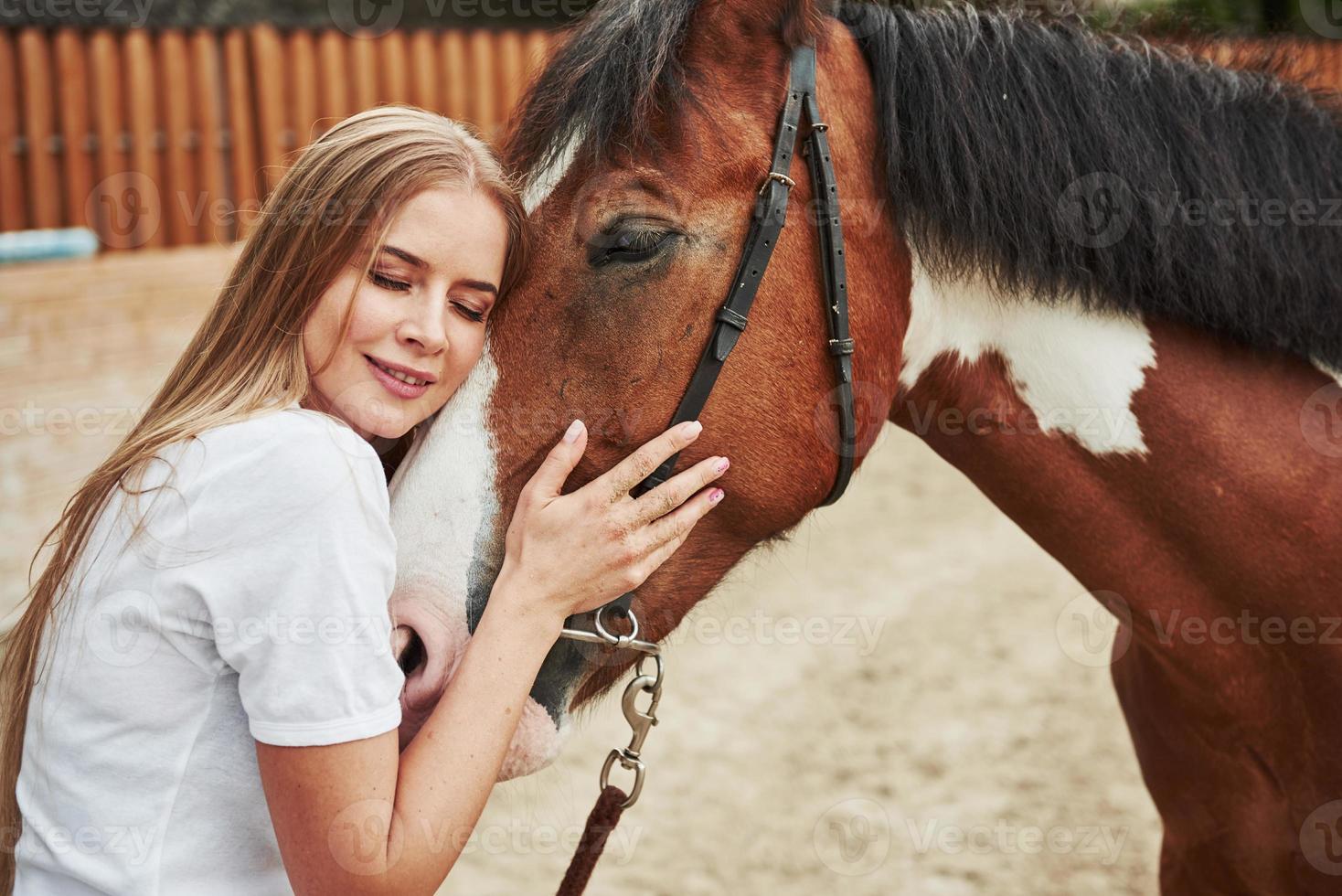 Tempo feliz. garota alegre e emocional com rabo de cavalo, pulando