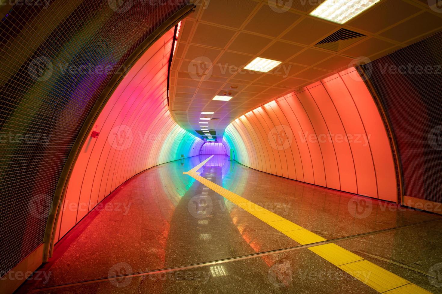 corredor de metrô multicolorido foto