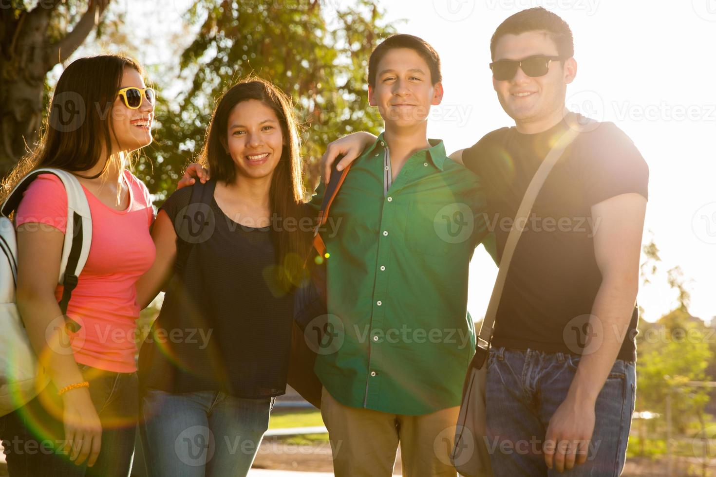 adolescentes felizes ao pôr do sol foto